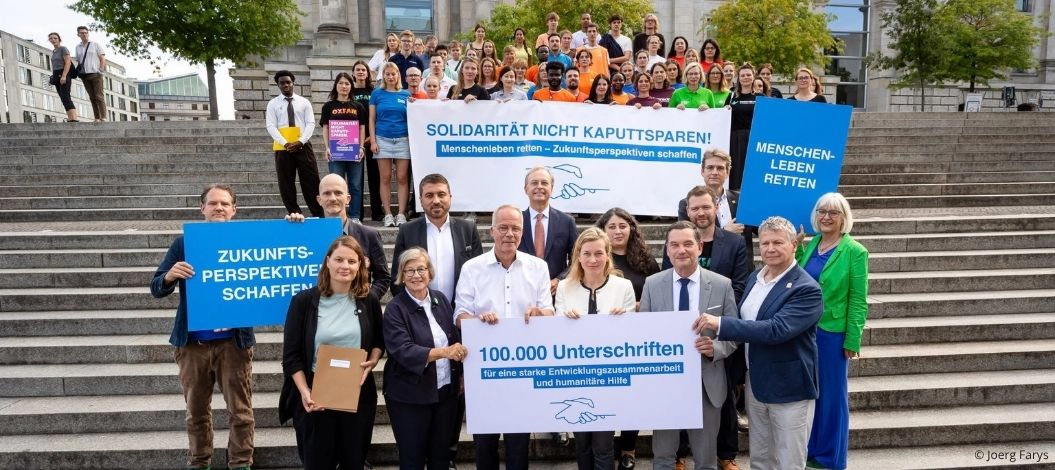 Übergabe der Unterschriftenliste zur Petition an die Bundestagsabgeordneten Matthias Miersch von der SPD (Mitte links) und Klaus Mack von der CDU (Mitte rechts). © Jörg Farys