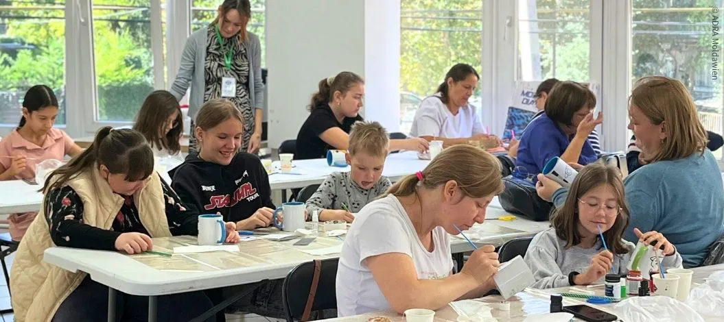 Kinder und Erwachsene bei gemeinsamen Bastelaktivitäten in einem sozialen Zentrum von ADRA in Moldawien