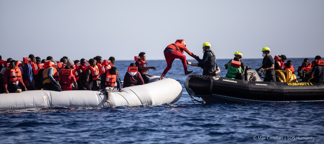 das Rettungsboot Humanity 1 von SOS Humanity bringt Menschen sicher von einem anderen Boot in Sicherheit.