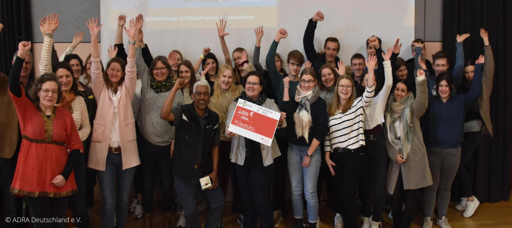 Schüler des Max-Planck-Gymnasium übergeben eine Spende