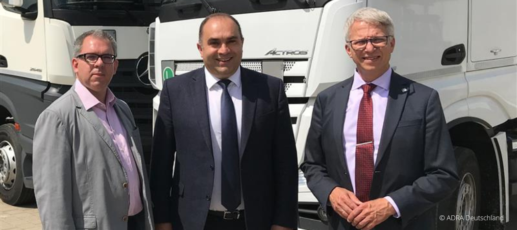 Tobias Kurzmaier, Dr. Bogdan Balasynovych und Christian Molke (v.l.) bei der Übergabe am 02.06.2022 in Meckenbeuren