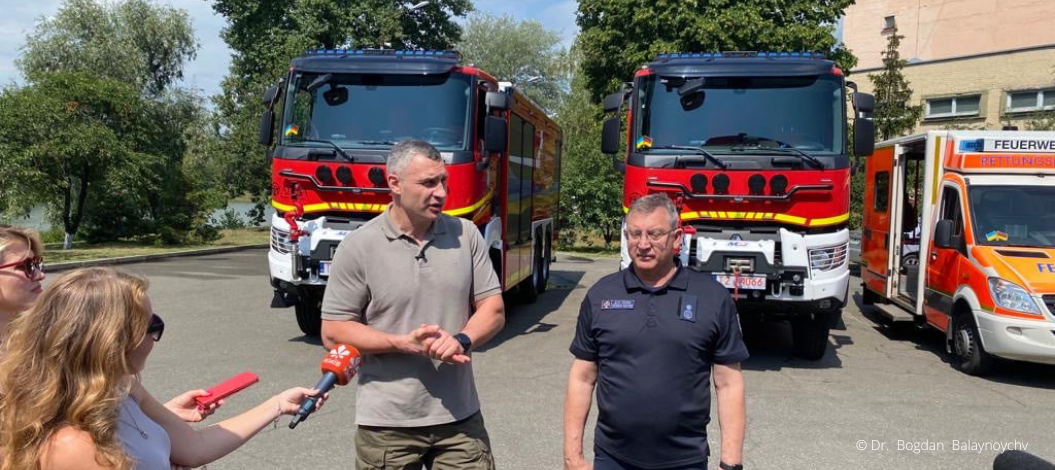 Vitali Klitschko, Bürgermeister von Kiew, übernimmt zwei Feuerwehrfahrzeuge von ADRA Deutschland und stellt sie in Dienst