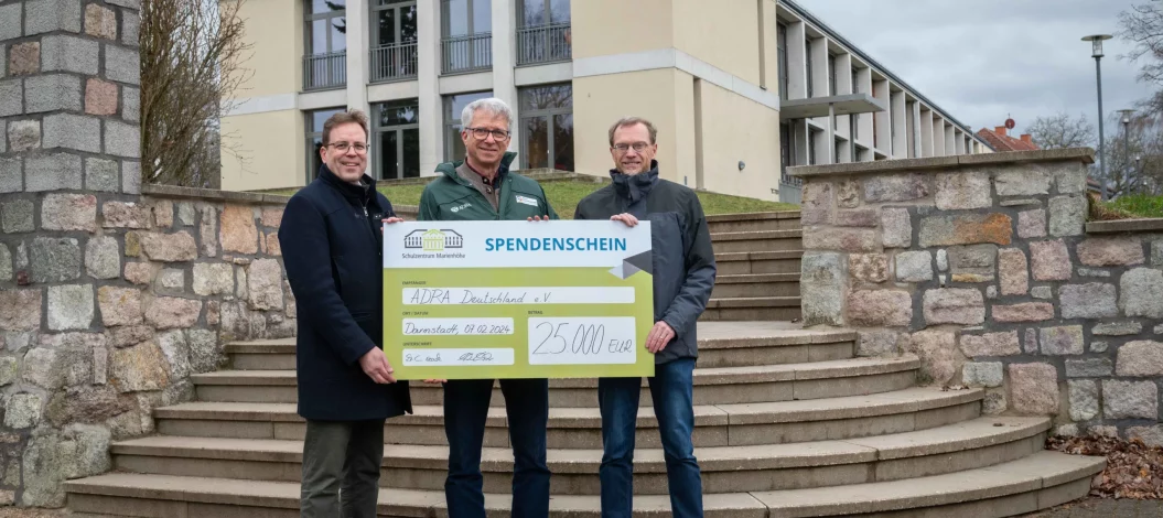Scheckübergabe des beim Marienhöher Sponsorenlauf gesammelten Geldes mit Vertretern des Schulzentrums Marienhöhe und ADRA Deutschland e. V.
