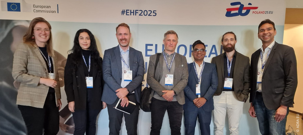 Bianca Belger und Carina Rolly von ADRA Deutschland auf dem European Humanitarian Forum 2025 in Brüssel