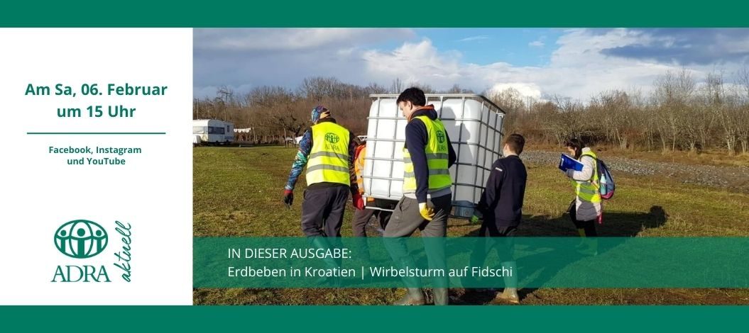 Banner zur „ADRAandacht“ am Sa, 06. Februar um 15 Uhr. Links Termin und Social-Media-Hinweise, rechts tragen Helfer:innen in ADRA-Warnwesten einen Wassertank über ein Feld. Themen: Erdbeben in Kroatien und Wirbelsturm auf Fidschi.