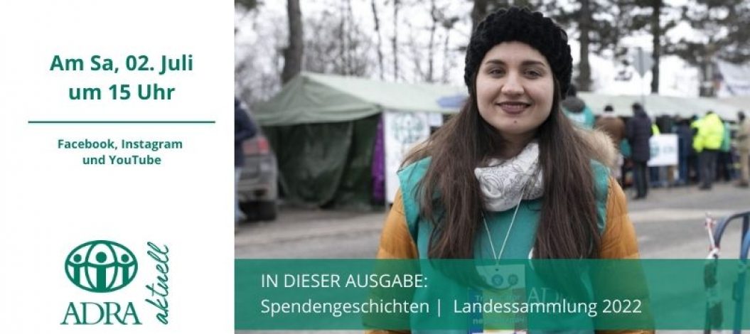 Banner zur „ADRAandacht“ am Sa, 02. Juli um 15 Uhr. Links Termin und Social-Media-Hinweise, rechts steht eine lächelnde Helferin im Freien. Themen: Spendengeschichten und Landessammlung 2022.