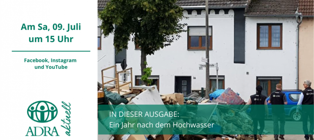 Flutbetroffene Straße mit Trümmern vor Häusern, ADRA-Helfer gehen vorbei