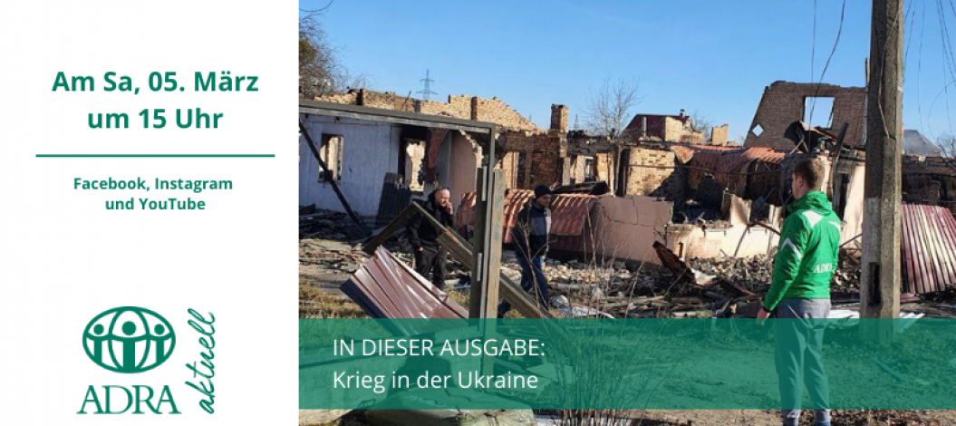 Helfer steht vor zerstörten Häusern