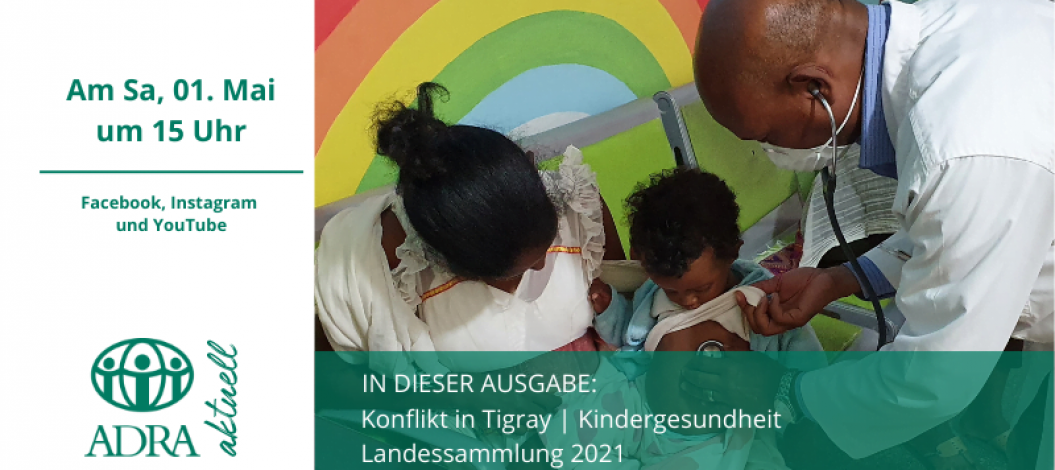 Arzt untersucht Kleinkind mit Stethoskop.