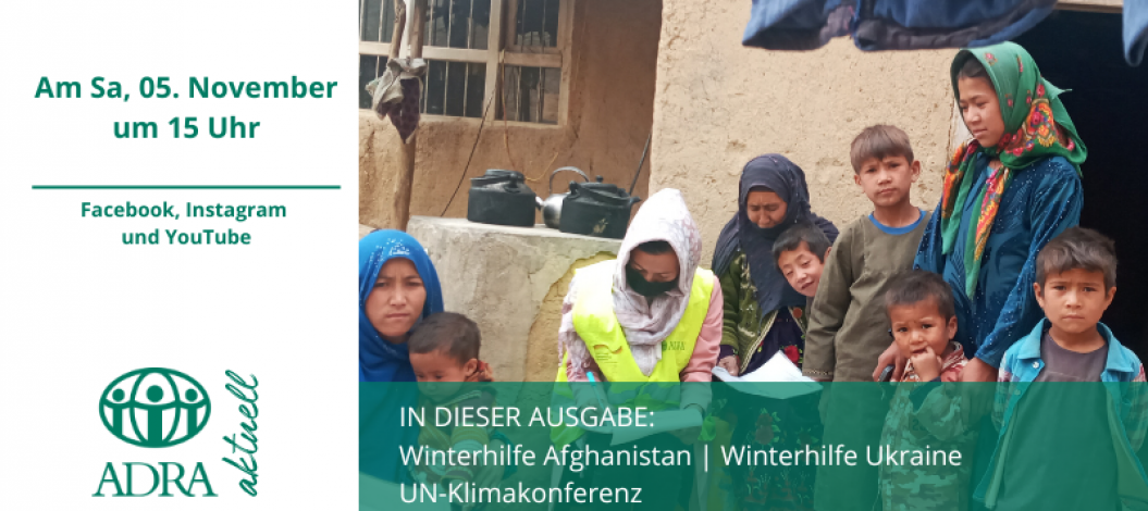 ADRA-Mitarbeiterin spricht mit einer afghanischen Familie vor einem Lehmhaus, um Winterhilfemaßnahmen zu koordinieren