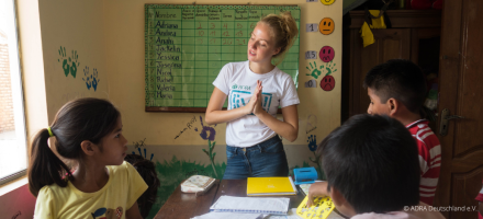 Natasha in Bolivien, leidenschaftlich im Klassenzimmer, teilt Wissen und Freude beim Unterrichten mit den Schülern.