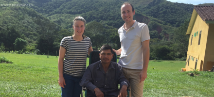 ADRAlive!-Freiwilliger Florian in Bolivien erlebt wertvolle Momente mit zwei einheimischen Personen, von denen eine im Rollstuhl sitzt. Eine herzliche Begegnung voller Freude und Gemeinschaft.
