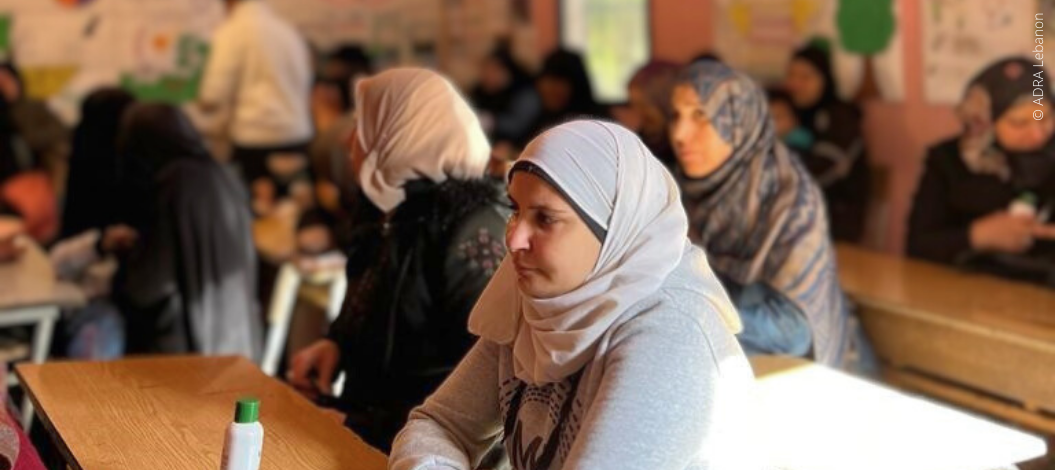 Engagierte Frauen im Klassenraum: ADRA setzt sich im Libanon für die Gesundheit und Würde von Frauen ein.