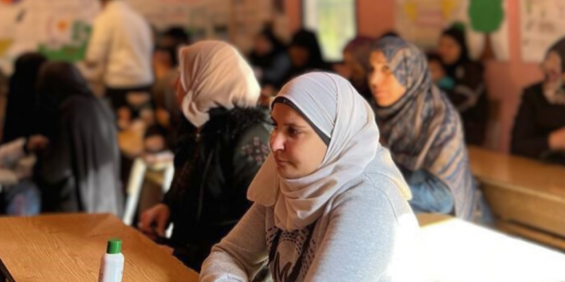 Engagierte Frauen im Klassenraum: ADRA setzt sich im Libanon für die Gesundheit und Würde von Frauen ein.