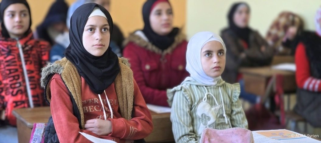 Schülerinnen sitzen aufmerksam im Unterricht in einer durch ADRA unterstützten Schule in Syrien.