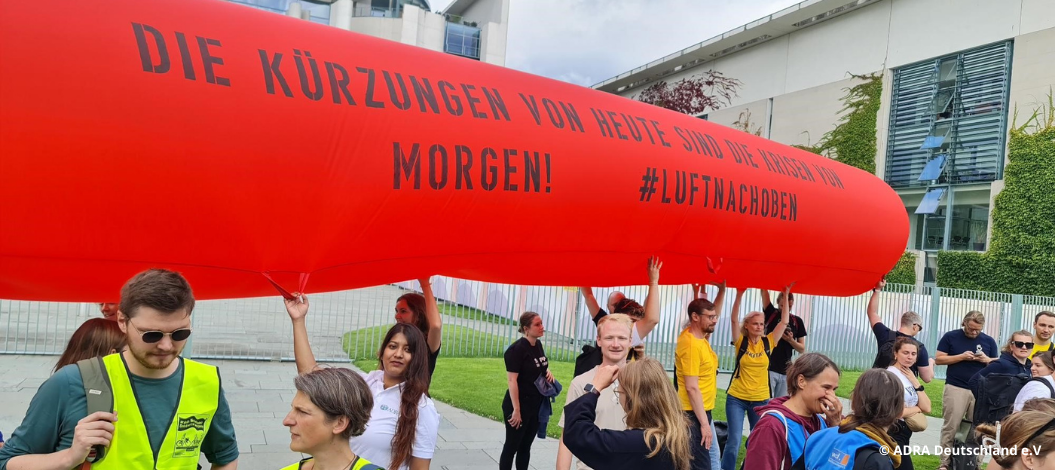 Zahlreiche Vertreter verschiedener Nichtregierungsorganisationen, darunter auf ADRA Deutschland e.V., demonstrieren gegen die Kürzungen der humanitären Hilfe im Bundeshaushalt 2025. (Foto: ADRA Deutschland e.V.)