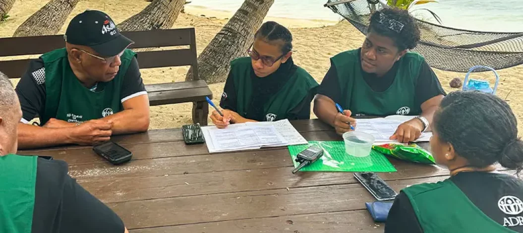 ADRA-Mitarbeitende sprechen über Maßnahmen | © ADRA Fidschi