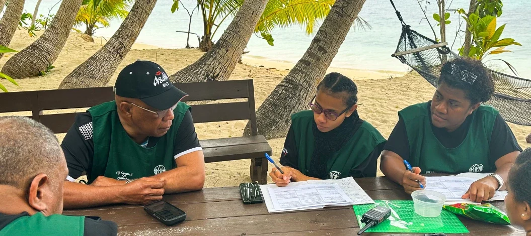 ADRA-Mitarbeitende sprechen über Maßnahmen | © ADRA Fidschi