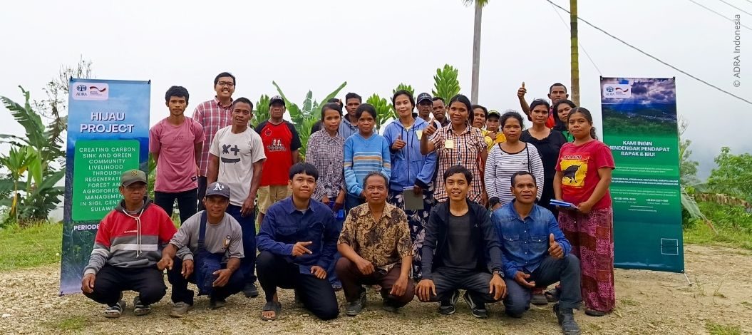 Gemeinschaftsprojekt-für-nachhaltige-Forstwirtschaft-in-Sigi-Indonesien-ADRA-fördert-Klima-und-Umweltschutz Gruppe indigener Dorfbewohner und Projektmitarbeiter bei einer Veranstaltung des ADRA-HIJAU-Projekts in Marawola Barat, Sigi, Indonesien, zur Förderung nachhaltiger Forstwirtschaft und Reduktion von CO2-Emissionen.