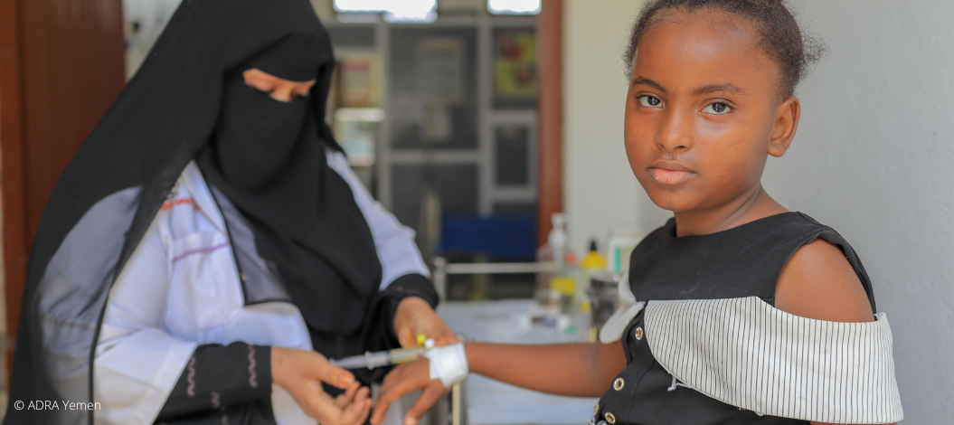 Mädchen im Jemen erhält eine wichtige Injektion in die Hand, während Gesundheit als kostbarstes Gut gilt - 'Gesundheit ist nicht alles, aber ohne Gesundheit ist alles nichts'
