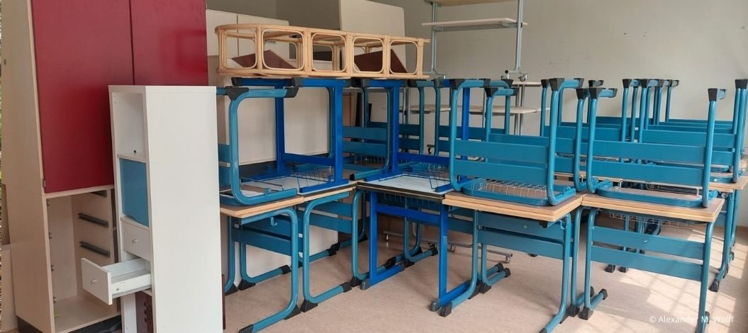 Die gebrauchten, aber noch sehr gut erhaltenen Schulmöbel sind mittlerweile in Belgrad angekommen. (Foto: Alexander M. Wolff)