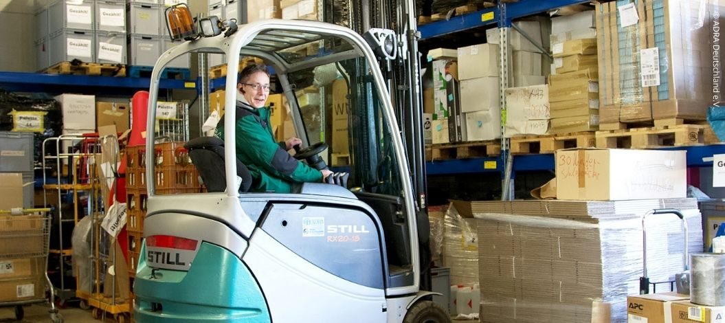 Mit dem Elektrostapler wird die Arbeit im Lager der Spendeninitiative leichter. (Foto: ADRA Deutschland e.V.)