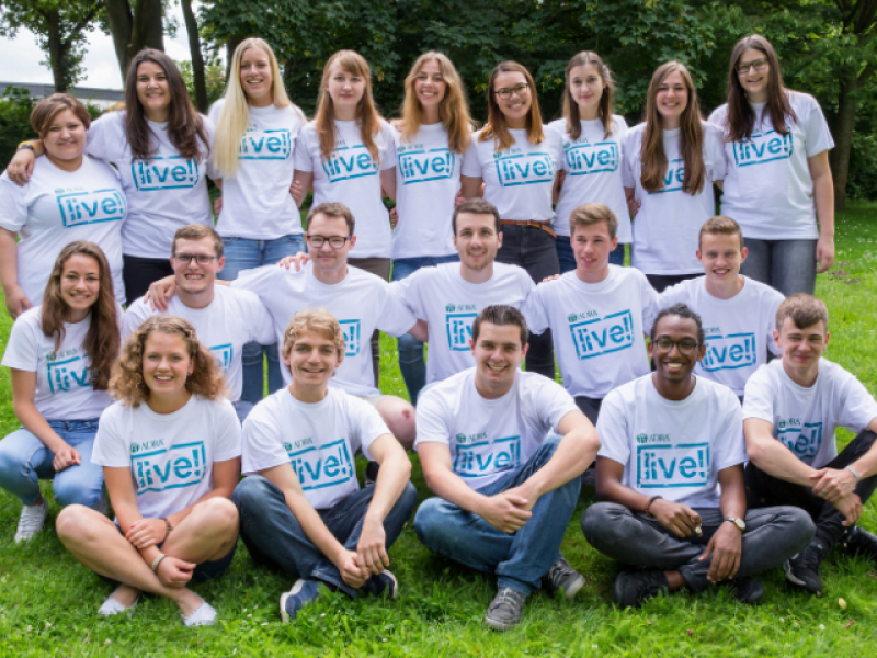 Header_ADRAlive Eine Gruppe junger, glücklicher Menschen die sich im Freiwilligendienst im In- und Ausland engagieren