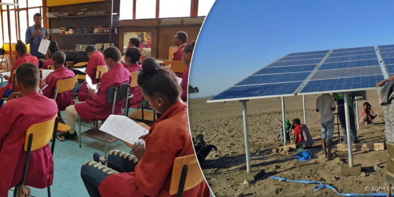 Links: Schüler:innen in roten Uniformen sitzen in einem Klassenraum und hören einem Lehrer zu. Rechts: Menschen arbeiten unter Solarpanels in einer trockenen, sandigen Landschaft