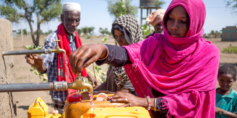 Äthiopische Frau füllt Wasser in Kanister