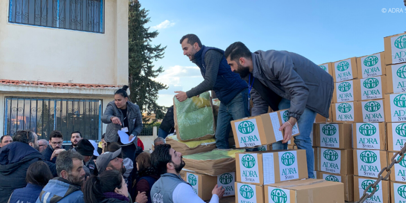 ADRA Mitarbeiter verteilen Lebensmittelpakete nach dem Erdbeben in Syrien und Türkei.