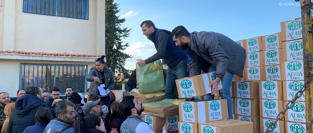 ADRA Mitarbeiter verteilen Lebensmittelpakete nach dem Erdbeben in Syrien und Türkei.