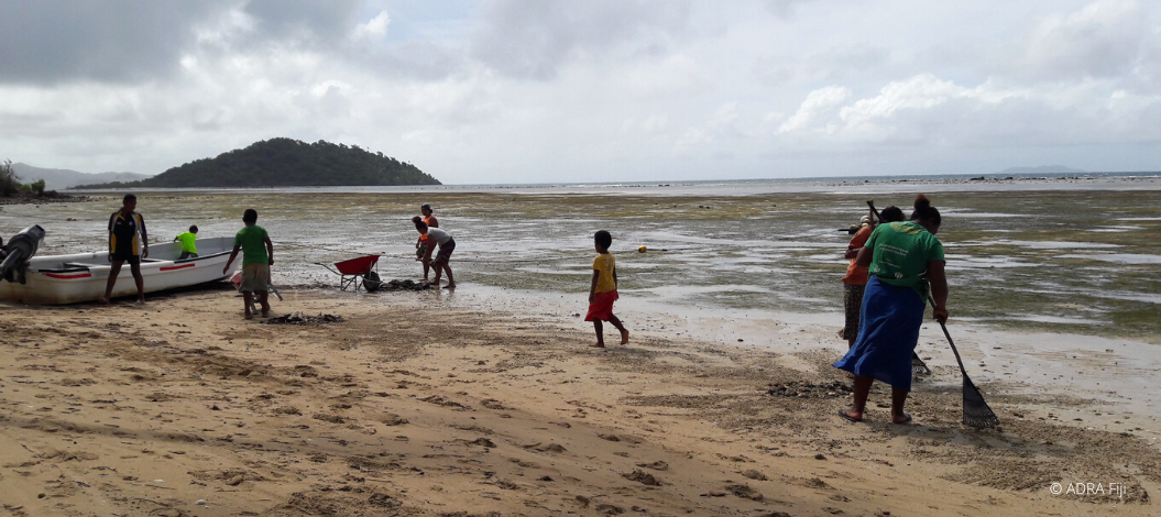 Einwohner der Insel Fidschi räumen die Küste nach einer Unwetterkatastrophe auf