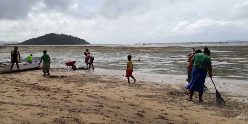 Einwohner der Insel Fidschi räumen die Küste nach einer Unwetterkatastrophe auf
