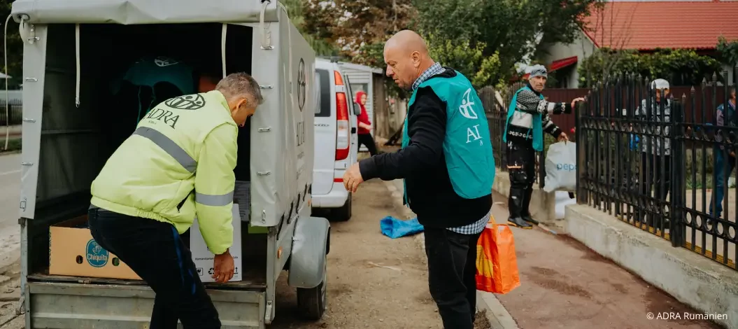 Hochwasser Mittel- und Osteuropa | ADRA-Helfer entladen Hilfspakete aus einem Transporter in einer vom Hochwasser betroffenen Region in Mittel- und Osteuropa. Die Pakete enthalten lebensnotwendige Güter wie Lebensmittel, Hygieneartikel und Decken, um den Betroffenen schnelle Unterstützung zu bieten.