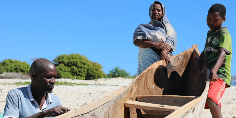 Eine Familie in Mosambik führt Reparaturen an ihrem Boot durch.