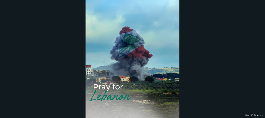 Explosion in der Ferne mit Rauch in den Farben der libanesischen Flagge und dem Schriftzug „Pray for Lebanon“ | © ADRA Lebanon