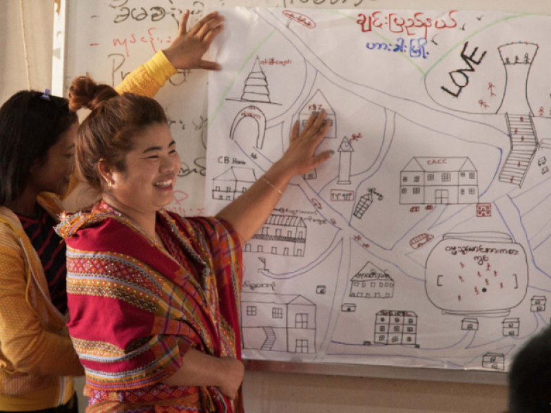 Header_Myanmar_PRO5180030 (2) Zwei Lehrerinnen stehen lächelnd vor einem Whiteboard