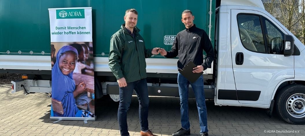Daniel Vermoote vom Autozentrum Matthes Köln übergibt Schlüssel an Michael Weller von ADRA Deutschland e.V. (Foto: ADRA)