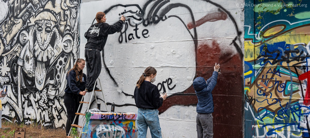 Zwei Hände formen ein Herz mit der Botschaft „Hate has no home here“ (Hass hat hier keine Heimat), die Rassismus verurteilt und für Toleranz in der Gesellschaft wirbt. (Foto: ADRA Deutschland e.V. Andreas Lerg)