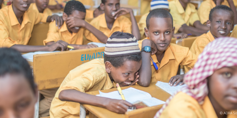 Eine Schulklasse bestehend aus Jungen in gelber Schuluniform sitzt im Klassenraum