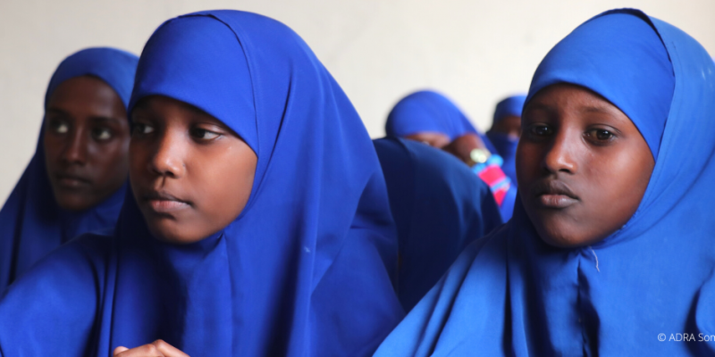 Schulmädchen in blauen Uniformen während des Unterrichts in Somalia.