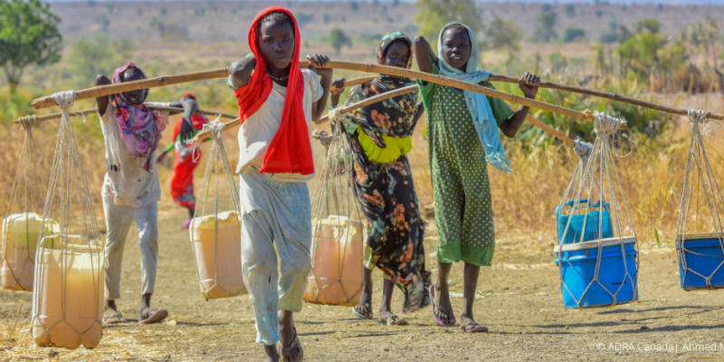Sudan: Nothilfe für Binnenvertriebene - Kinder transportieren Kanister mit Wasser