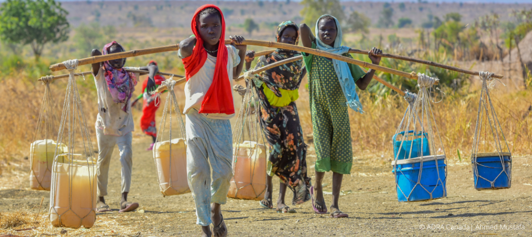 Sudan: Nothilfe für Binnenvertriebene - Kinder transportieren Kanister mit Wasser