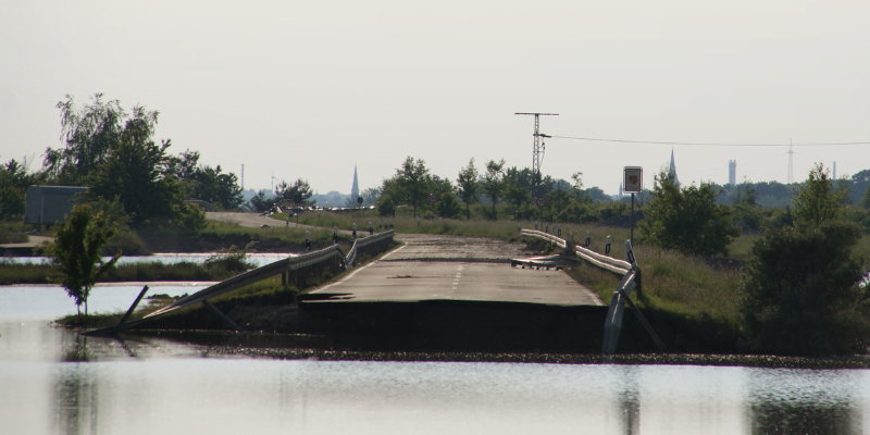 Header_Thema_Hochwasser Blick auf durch Wassermassen zerstörte Kraftfahrstraße