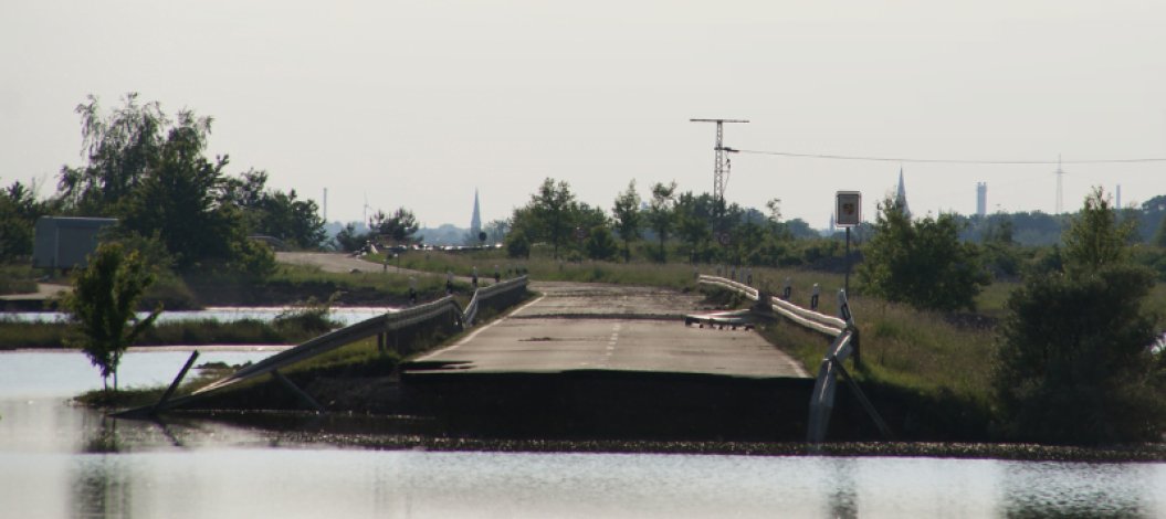 Header_Thema_Hochwasser Blick auf durch Wassermassen zerstörte Kraftfahrstraße