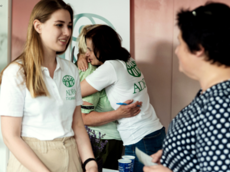 ADRA-Mitarbeiter klären die Menschen in der Ukraine über psychosoziale Unterstützung auf.