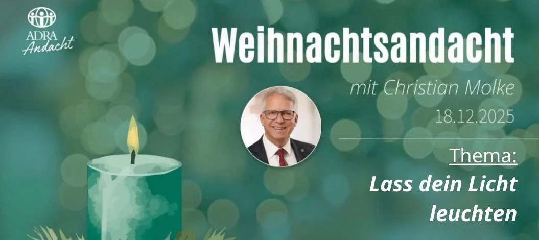 Grün gestaltete Grafik zur Weihnachtsandacht von ADRA. Links eine brennende grüne Kerze mit Tannenzweigen davor, vor unscharfem Lichterhintergrund. Rechts der Text: ‚Weihnachtsandacht mit Christian Molke, 18.12.2025. Thema: Lass dein Licht leuchten.‘ Daneben ein rundes Porträtfoto von Christian Molke.