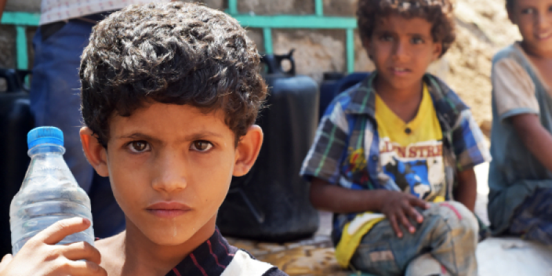 Jemen_Vergessene-Krise Drei Kinder blicken in die Kamera