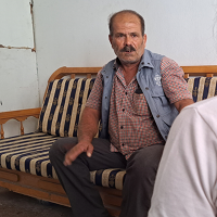 Ein ADRA-Mitarbeiter im Gespräch mit den Erdbebenbetroffenen