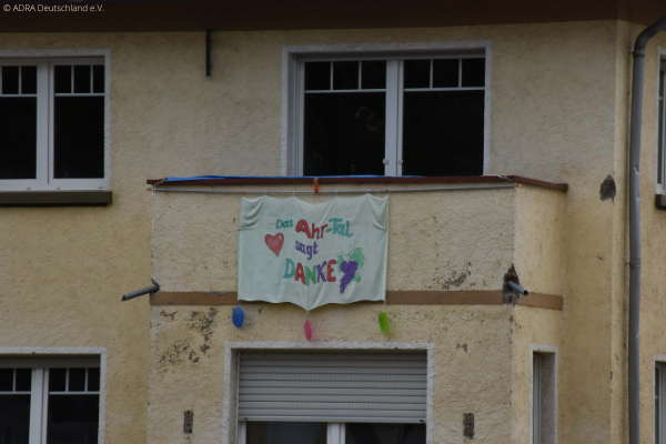 Ein aus dem Balkon hängendes Banner auf dem "Das Ahr-Tal sagt DANKE" steht